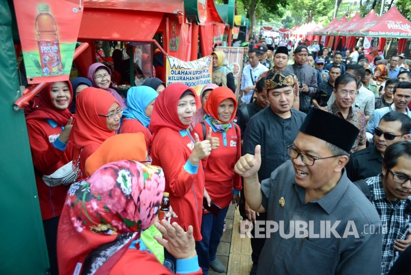 Wali Kota Bandung Oded M Danial berbincang dengan para pedagang kaki lima (PKL).