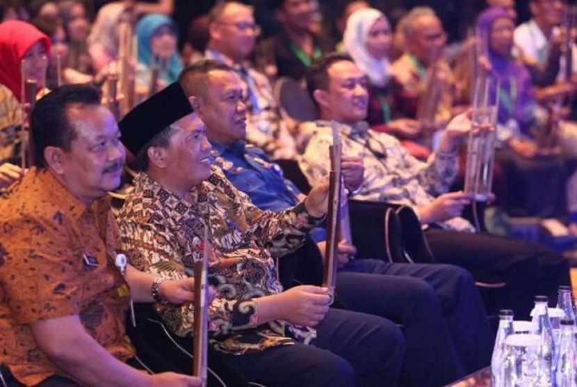 Wali Kota Bandung Oded M Danial (berpeci) memainkan angklung dalam acara penutupan Indonesian City Government PR Summit di Trans Luxury Hotel, Kota Bandung, Kamis (4/10) malam.