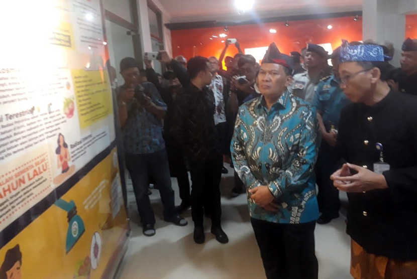 Wali Kota Bandung, Oded M Danial bersama Kepala Batan meresmikan gedung yang digunakan sebagai objek wisata nuklir di Bandung, Rabu (30/10).