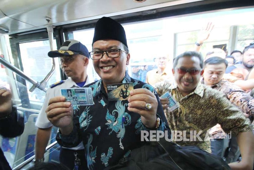 Wali Kota Bandung Oded M Danial bersama wakilnya Yana Mulyana mencoba promo naik transportasi publik Trans Metro Bandung (TMB) cuma Rp 500 dengan menggunakan sistem tiket elektronik Bandung Smart Card (BSC), Jumat (28/9).