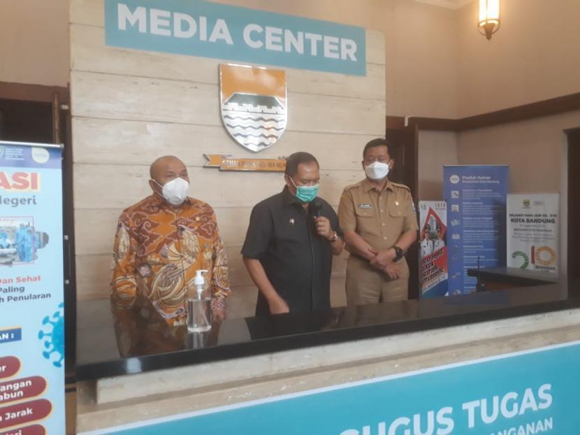 Wali Kota Bandung, Oded M Danial didampingi Sekda Kota Bandung, Ema Sumarna dan Wakil Ketua DPRD Kota Bandung menyampaikan kondisi terbaru penyebaran Covid-19 di Bandung, Senin (31/5). 
