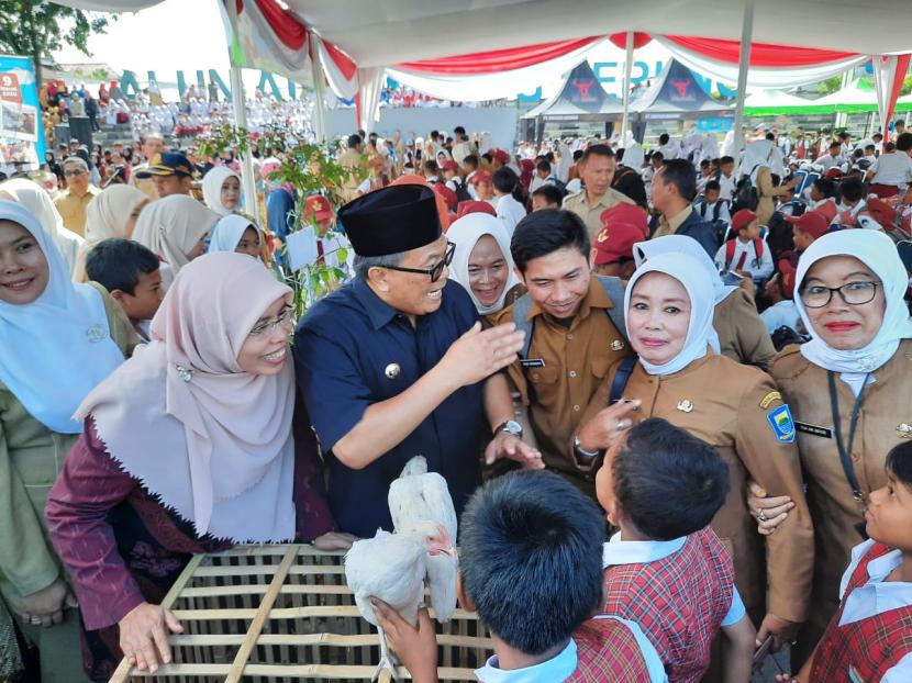 Wali Kota Bandung, Oded M. Danial kembali memantau perkembangan bisnis ternak ayam yang dilakukan anak sekolah pada awal tahun ini. Oded menyebut programnya sukses dalam mengurangi penggunaan gawai bagi anak sekolah. 