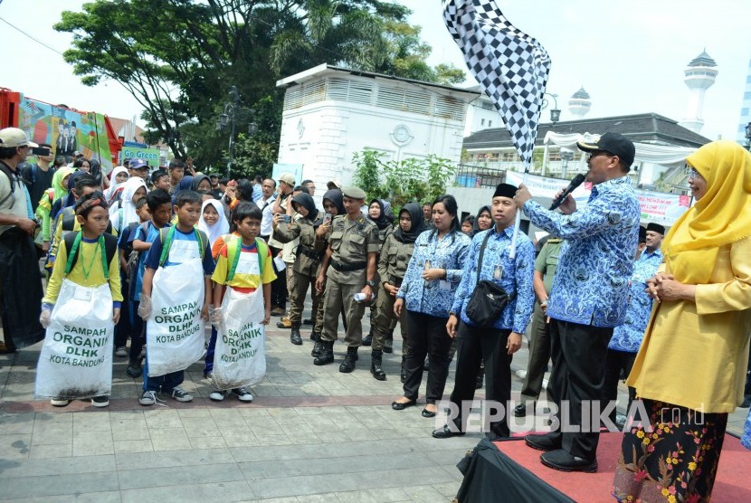 Wali Kota Bandung Oded M Danial melepas gerak jalan para pelajar sambil memungut sampah usai Pencanangan Gerakan Kurangi, Pisahkan dan Manfaatkan (Kang Pisman) di Cikapundung Riverspot, Kota Bandung, Rabu (17/10).