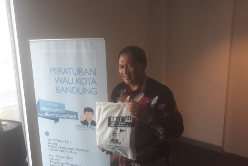 Wali Kota Bandung, Oded M Danial meluncurkan peraturan Wali Kota Bandung No 37 tahun 2019 tentang petunjuk teknis pengurangan pengggunaan kantong plastik, Kamis (10/10). Pemkot akan menaikan tarif kantong plastik berbayar dimulai 2020.