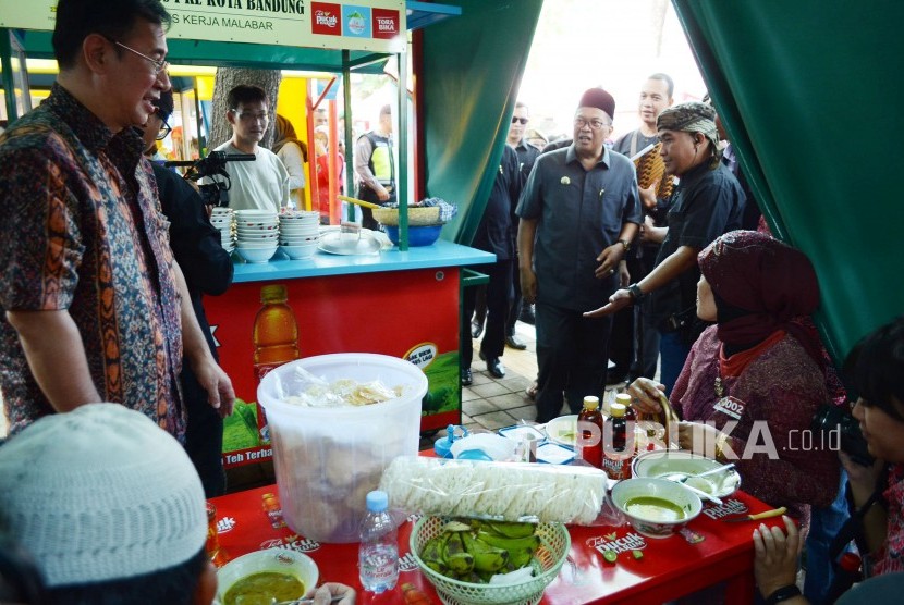 Wali Kota Bandung Oded M Danial meninjau pedagang kaki lima (PKL) usai peresmian Food Street Valkenet Malabar, di Taman Pers Malabar, Kota Bandung, Rabu (24/10).