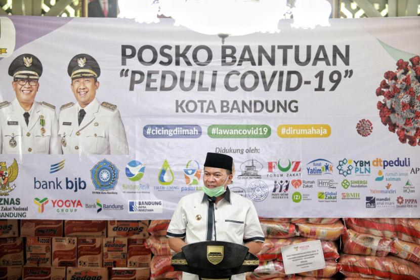 Wali Kota Bandung, Oded M Danial menyalurkan bantuan sembako sebanyak 23 ribu paket kepada warga rentan terdampak ekonomi akibat covid-19, Senin (30/3).