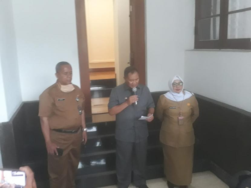 Wali Kota Bandung, Oded M Danial menyampaikan keterangan pers tentang perkembangan virus corona di Bandung. 