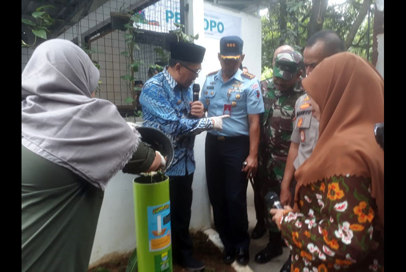 Wali Kota Bandung, Oded M Danial meresmikan Tempat Pengolahan Sampah Pojok Kang Pisman di Pendopo Wali Kota Bandung, Jumat (21/2). 