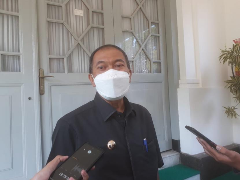 Wali Kota Bandung, Oded M Danial saat diwawancarai wartawan di Pendopo Wali Kota Bandung, beberapa waktu lalu. Mang Oded meninggal dunia diduga mengalami serangan jantung.