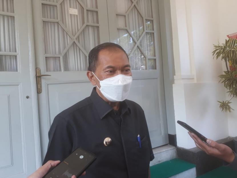 Wali Kota Bandung, Oded M Danial saat diwawancarai wartawan di Pendopo Wali Kota Bandung, Jawa Barat, Kamis (2/9). 