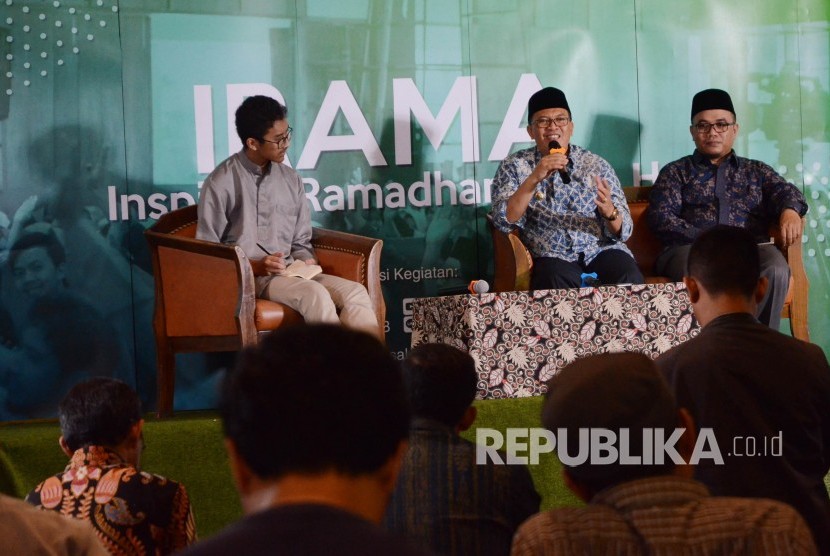 Wali Kota Bandung Oded M Danial (tengah) dan Ustadz Haris Muslim (kanan) tampil saat talkshow Ispirasi Ramadhan (Irama) 2019, di Masjid Salman ITB, Kota Bandung, Kamis (23/5).