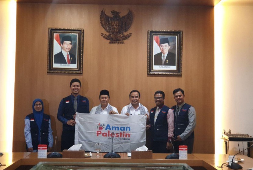  Wali Kota Bandung Oded Muhammad Danial (ketiga dari kiri) bersama pengurus Aman Palestin Indonesia di Pendopo Wali Kota Bandung, Selasa (16/04).