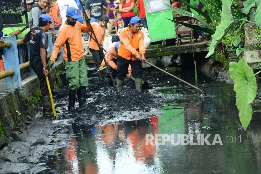 Wali Kota Bandung Ridawan Kamil meninjau aksi gotong-royong kerja bakti membersihkan sungai bersama pasukan gorong-gorong di derah Pagarsih, Kecamatan Astanaanyar, Kota Bandung.