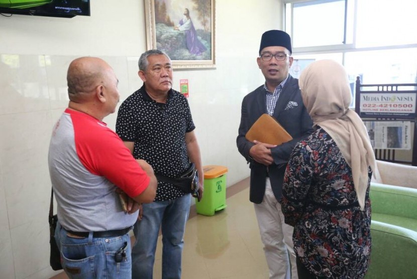 Wali Kota Bandung, Ridwan Kamil, berbincang dengan keluarga, saat menengok Solihin GP, Jumat (7/5). Sesepuh Jabar tersebut,  dirawat di RS Advent sejak Ahad malam lalu (4/5).