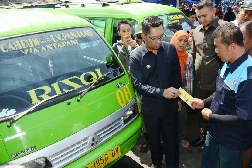 Wali Kota Bandung Ridwan Kamil berbincang dengan pengemudi angkot, pada persmian angkot 08 jurusan Cicaheum-Leuwipanjang, di Terminal Cicaheum, Kota Bandung, Selasa (3/11).