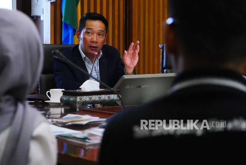 Wali Kota Bandung Ridwan Kamil berdialog dengan masyarakat anti hoak Indonesia Hoax Busters di Balai Kota Bandung, Selasa (3/1). 