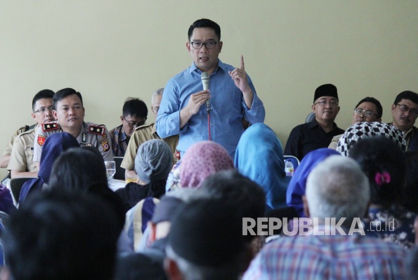 Wali Kota Bandung Ridwan Kamil berdialog dengan warga yang terkena proyek Rumah Deret, di kantor YPAC Jl Tamansari, Kota Bandung, Senin (6/11).