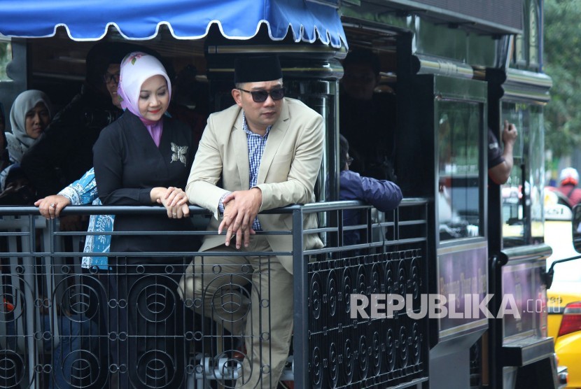 Wali Kota Bandung Ridwan Kamil bersama istri Atalia Praratya mencoba kendaraan Bandung Tour on Bus (Bandros) di Balai Kota Bandung, Jumat (19/1).