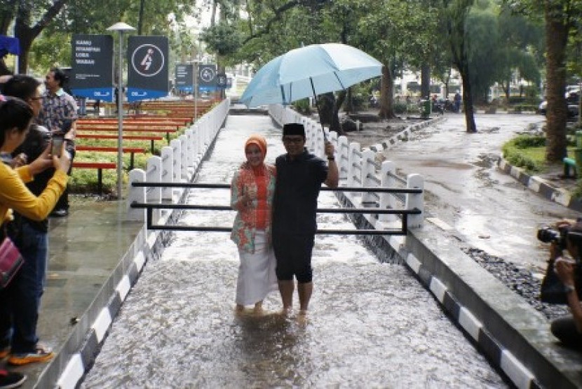 Wali Kota Bandung Ridwan Kamil bersama istri Atalya Kamil mencoba aliran air sungai Cikapayang yang bisa digunakan untuk therapi, Bandung, Jawa Barat, Kamis (31/12).