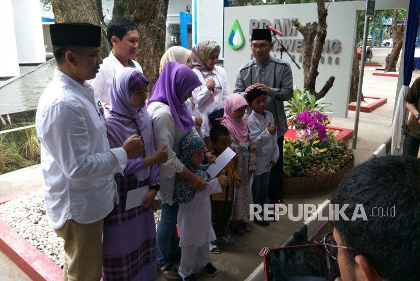 Wali Kota Bandung Ridwan Kamil dan Dirut PDAM tirtawening Sonny Salimi saat menggunting pita dalam peresmian Masjid Maaimmaskuub, Jumat(12/1).