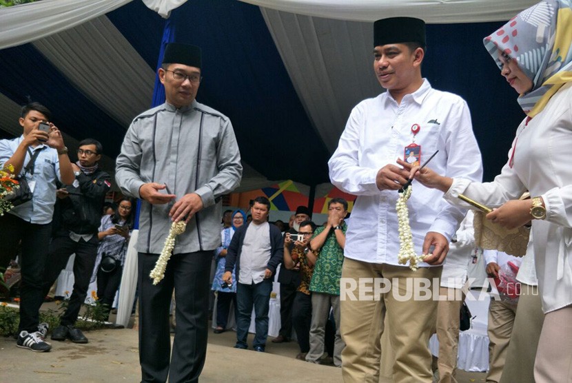 Wali Kota Bandung Ridwan Kamil dan Dirut PDAM tirtawening Sonny Salimi saat menggunting pita dalam peresmian Masjid Maaimmaskuub, Jumat(12/1).