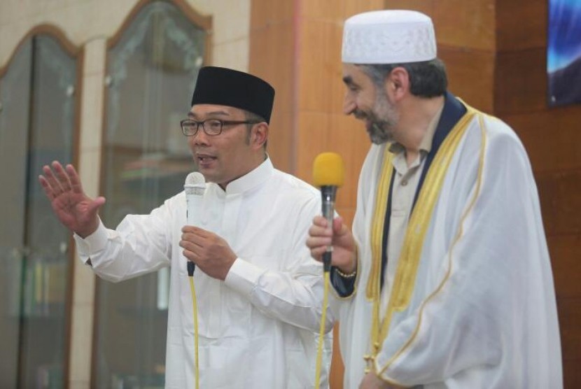 Wali Kota Bandung Ridwan Kamil dan Imam Besar Masjid Washinton Amerika Serikat Mohammad Bashar Arafat dalam kegiatan Shalat Subuh Berjamaah di di Masjid Jami At-Taqwa,  Jalan Setia, Kecamatan Cibeunying Kidul, Kota Bandung, Ahad (9/4)