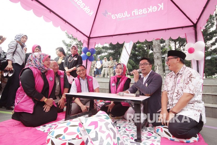 Wali Kota Bandung Ridwan Kamil dan Wakil Wali Kota Bandung Oded M Danial berbincang dengan para dokter di tenda kendaraan Konseling Silih Asih atau Kekasih Juara, di Taman Dago Cikapayang, Kota Bandung, Kamis (28/9).