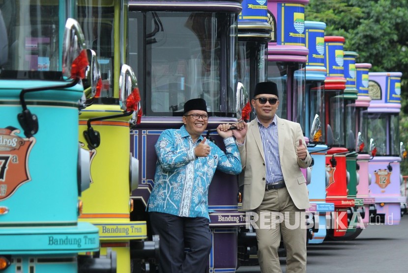 Wali Kota Bandung Ridwan Kamil dan Wakil Wali Kota Bandung Oded M Danial berfoto bersama kendaraan Bandung Tour on Bus (Bandros) di Balai Kota Bandung, Jumat (19/1).