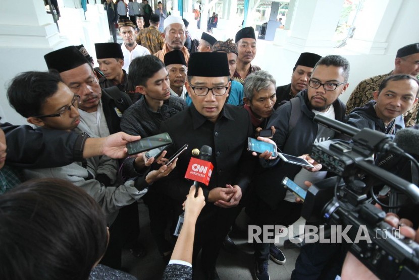 Wali Kota Bandung Ridwan Kamil diwawancara wartawan di pendopo, Balai Kota Bandung, Jumat (22/12).