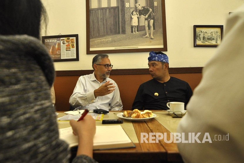 Wali Kota Bandung Ridwan Kamil (kanan) berbincang dengan Dubes Inggris untuk Indonesia Moazzam Malik (kiri) Di Kopi Purnama,  Jalan Alkateri, Kota Bandung, Rabu (1/3). 