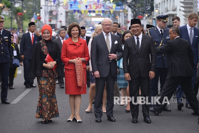 Wali Kota Bandung Ridwan Kamil (kanan) dan Istinya Atali Praratya bersama Raja Swedia Carl XVI Gustaf (kiri) dan Ratu Silvia berfoto bersama di depan Gedung Merdeka dalam rangka kunjungan kerja, Jalan Asia-Afrika, Kota Bandung, Jawa Barat, Rabu (24/5).