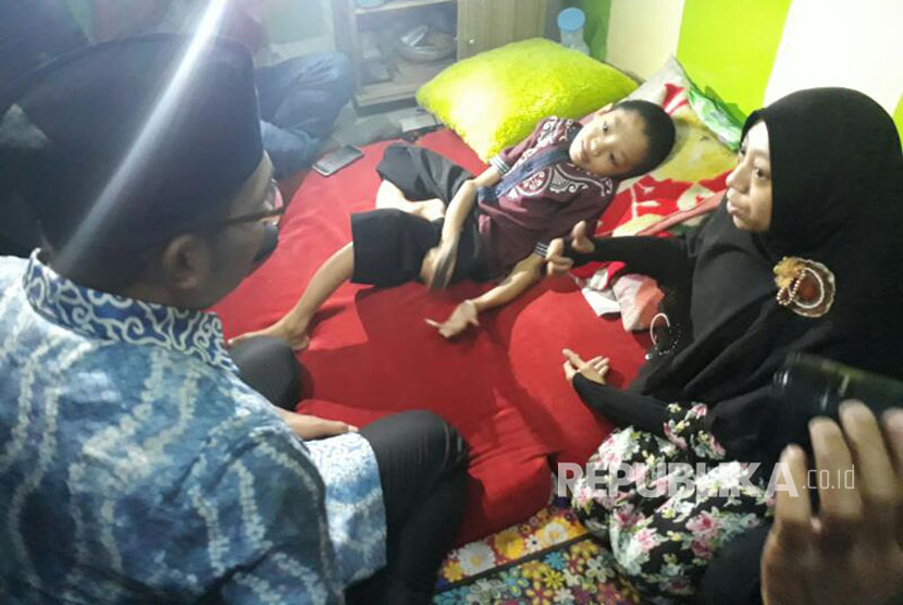 Wali Kota Bandung, Ridwan Kamil (Kang Emil) menjenguk bocah penderita tulang rapuh, Muhammad Fahri Asidiq (11 tahun) di kediamannya Jln Cipadung Kota Bandung, Selasa (11/4).