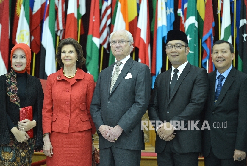 Wali Kota Bandung Ridwan Kamil (kedua kanan) dan Istrinya Atali Praratya bersama Raja Swedia Carl XVI Gustaf (tengah) dan Ratu Silvia bersama Sekretaris Daerah Provinsi Jawa Barat Iwa Karniwa (kanan) berfoto bersama di Gedung Merdeka dalam rangka kunjungan kerja, Jalan Asia Afrika, Kota Bandung, Jawa Barat, Rabu (24/5).