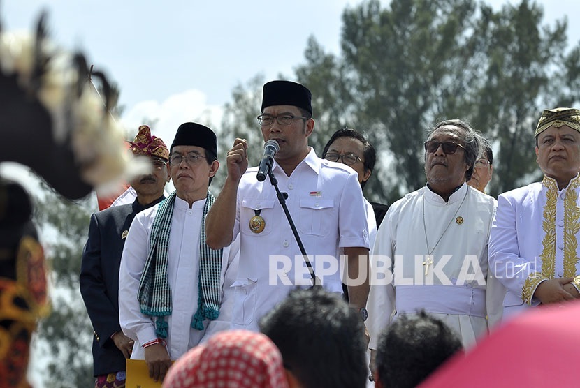 Wali Kota Bandung Ridwan Kamil (kedua kiri).