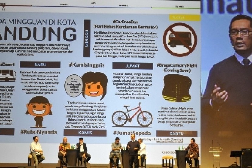 Wali Kota Bandung  Ridwan Kamil (ketiga kanan) menyampaikan pandangannya disaksikan duta besar Indonesia untuk Amerika Serikat periode 2010-2013 Dino Patti Djalal.