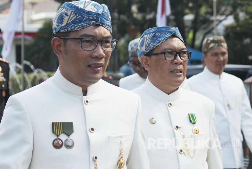 Wali Kota Bandung Ridwan Kamil (kiri) dan Wakil Wali Kota Bandung Oded M Danial (kanan) disela-sela upacara Hari Jadi Kota Bandung (HJKB) ke-207, di Balai Kota Bandung, Senin (25/9).