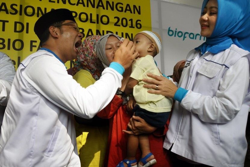Wali Kota Bandung, Ridwan Kamil (kiri) didampingi istri Artlia Praratya (kanan) memberikan vaksin kepada balita pada Pekan Imunisasi Nasional (PIN) Polio 2016 di Kantor Bio Farma, Bandung, Jawa Barat, Selasa (8/3). 