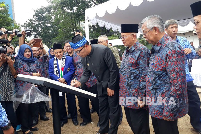 Wali Kota Bandung, Ridwan Kamil melakukan peletakan batu pertama pembangunan gedung Dekanat Universitas Islam Bandung (Unisba), Rabu (17/1). 