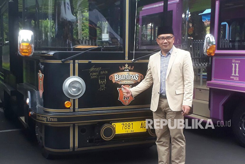 Wali Kota Bandung, Ridwan Kamil meluncurkan 12 Bandung Tour On Bus (Bandros) sebagai sarana kendaraan yang bisa digunakan wisatawan, Jumat (19/1).