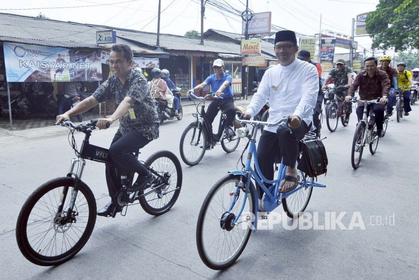 Wali Kota Bandung Ridwan Kamil memacu sepedanya pada kegiatan Mapai Lembur  atau keliling desa di Jl Kiaracondong, Kota Bandung, Jumat (30/9). (Mahmud Muhyidin)