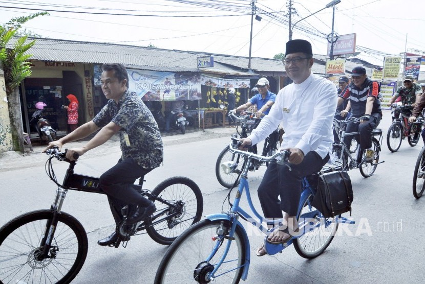 Bandung Mayor Ridwan Kamil was riding his bike in Mapai Lembur (touring around the villages) at Kiaracondong Street, Bandung, Friday (9/30). (Mahmud Muhyidin)