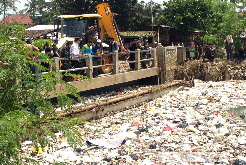 Wali Kota Bandung Ridwan Kamil memantau langsung pengerukan sampah di aliran sungai Cikapundung di Cijagra, Kabupaten Bandung, Kamis (24/3). 