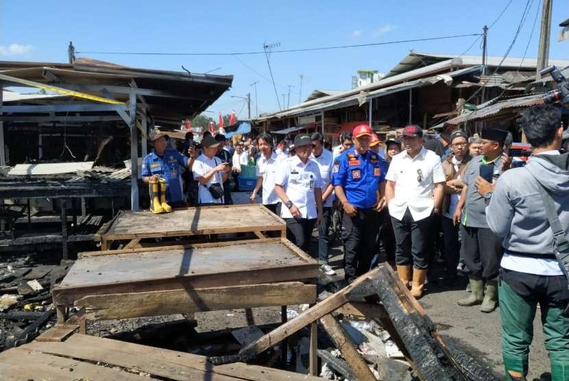 Wali Kota Bandung Ridwan Kamil memantau sisa kebakaran di Pasar Gedebage, Kota Bandung, Selasa (4/9). 
