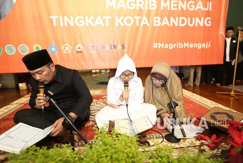 Wali Kota Bandung Ridwan Kamil membaca Alquran pada launcing Magrib Mengaji di Masjid  Al Ukhuwwah, Kota Bandung. (Foto: Pemkot Bandung)