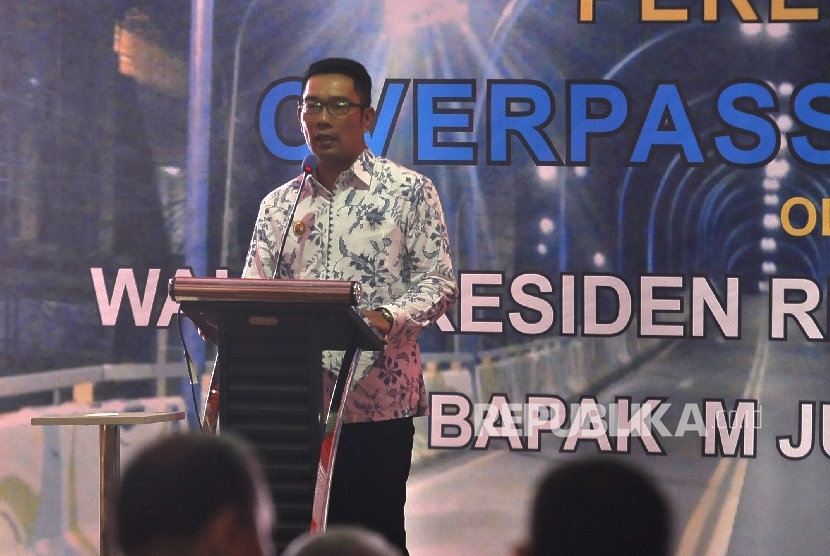Wali Kota Bandung Ridwan Kamil memberi sambutan saat peresmian Flyover Antapani, Jalan Jakarta, Kota Bandung, Selasa (24/1).