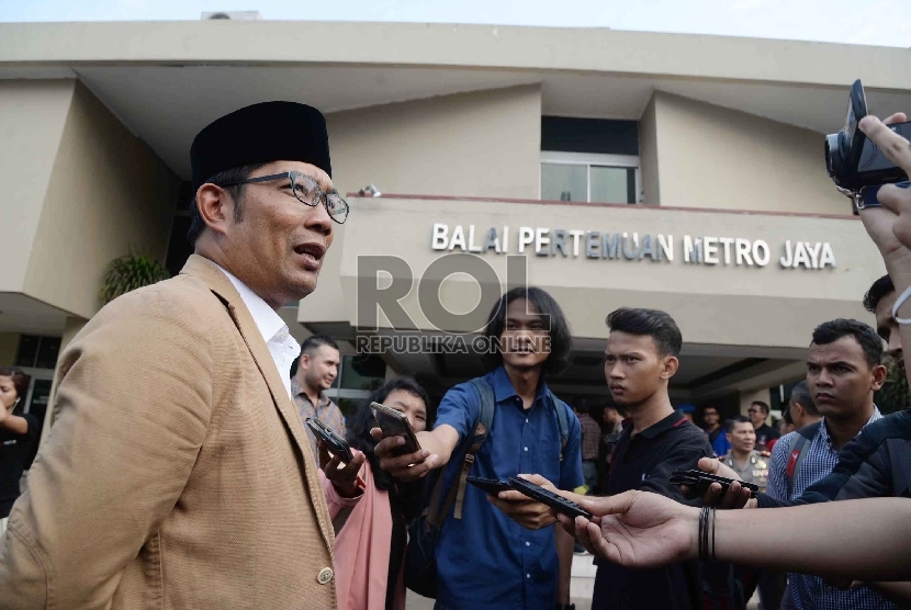 Wali Kota Bandung Ridwan Kamil memberikan keterangan kepada wartawan usai Rapat Koordinasi Pengamanan Final Piala Presiden di Balai Pertemuan Metro Jaya, Jakarta, Jumat (16/10). (Republika/ Yasin Habibi)