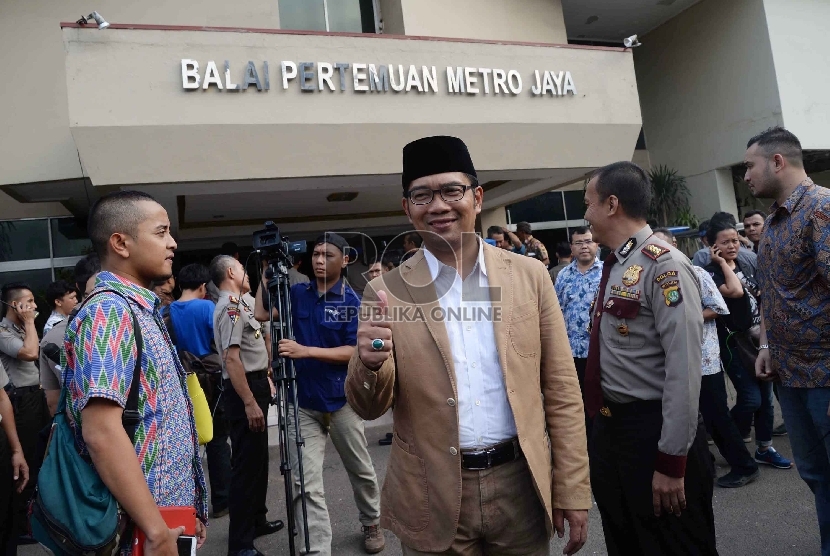 Wali Kota Bandung Ridwan Kamil memberikan keterangan kepada wartawan usai Rapat Koordinasi Pengamanan Final Piala Presiden di Balai Pertemuan Metro Jaya, Jakarta, Jumat (16/10).