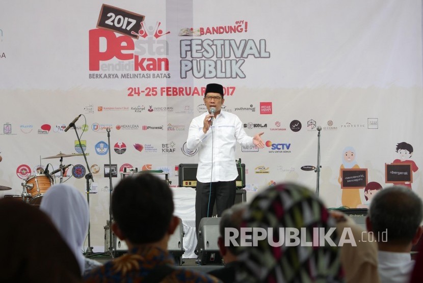 Wali Kota Bandung Ridwan Kamil memberikan sambutan pada acara Pesta Pendidikan 2017 Berkarya Melintasi Batas, di Taman Sejarah, Sabtu (25/2).