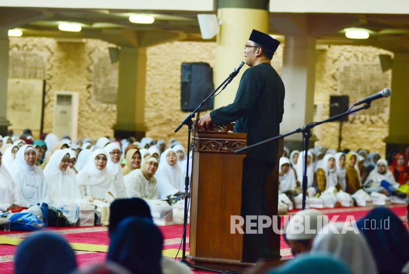 Wali Kota Bandung Ridwan Kamil memberikan sambutan  di Masjid Raya Bandung. (Republika/Edi Yusuf)