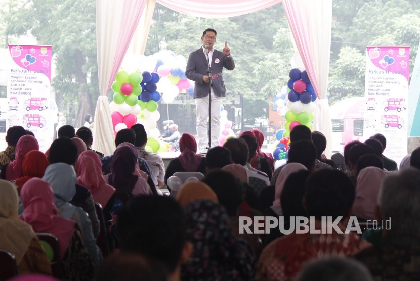 Wali Kota Bandung Ridwan Kamil memberikan sambutan pada peluncuran layanan kendaraan Konseling Silih Asih disingkat (Kekasih) atau Kekasih Juara di Taman Dago Cikapayang, Kota Bandung, Kamis (28/9). 